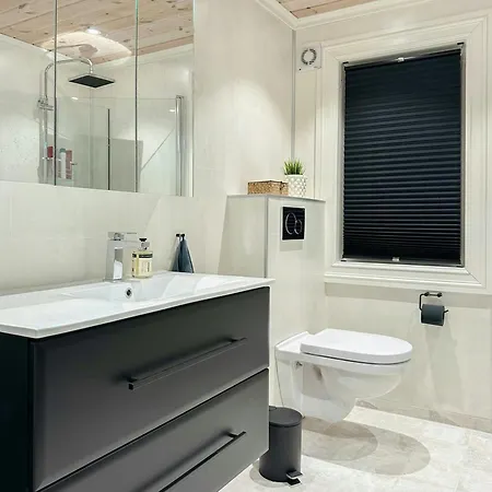Modern At Strandafjellet בית נופש *